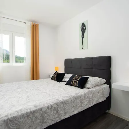 Apartamento Lovely In With Wifi Podstrana